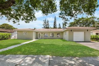 6750 White Oak Dr, Miami Lakes, FL 33014