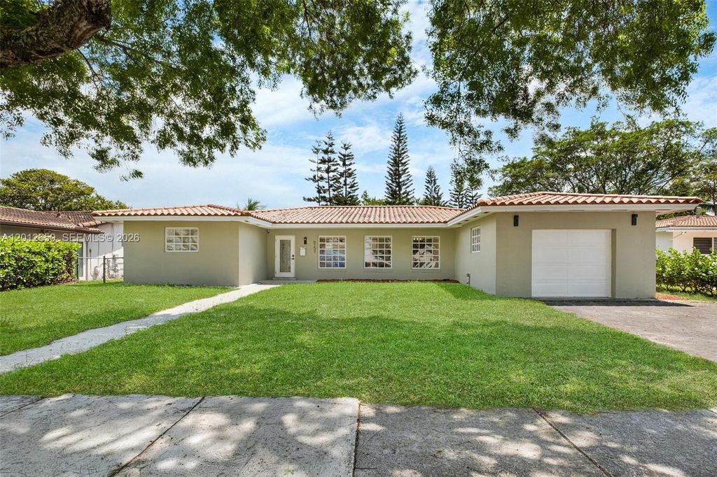 6750 White Oak Dr, Miami Lakes, FL 33014