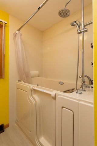 320 Valley, Waterloo, IA 50701