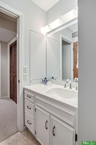 919 S 112th Plaza, Omaha, NE 68154