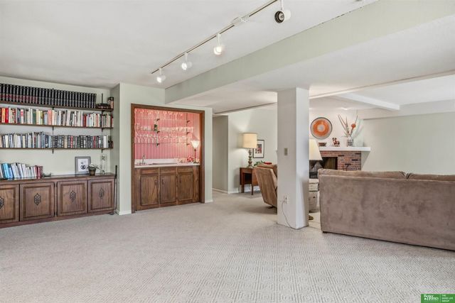 919 S 112th Plaza, Omaha, NE 68154