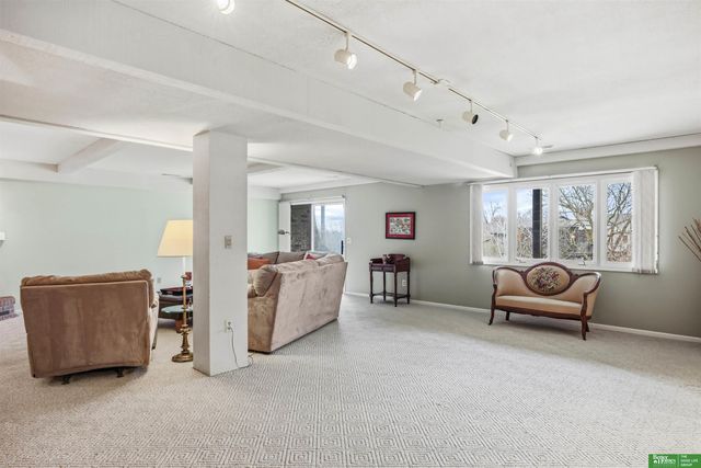 919 S 112th Plaza, Omaha, NE 68154