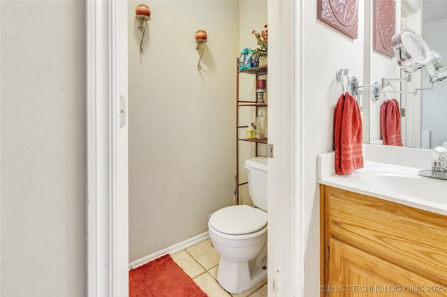 2122 W Walnut Street, Collinsville, OK 74021