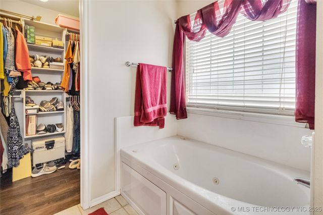 2122 W Walnut Street, Collinsville, OK 74021