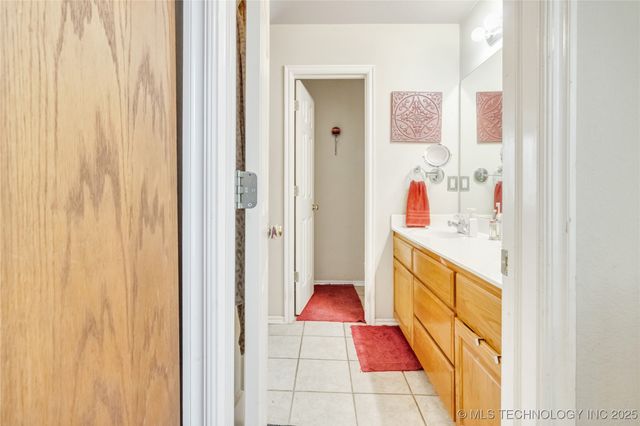 2122 W Walnut Street, Collinsville, OK 74021