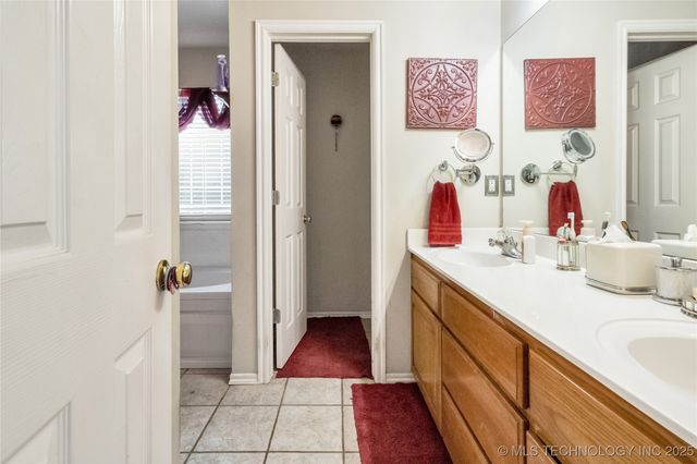 2122 W Walnut Street, Collinsville, OK 74021