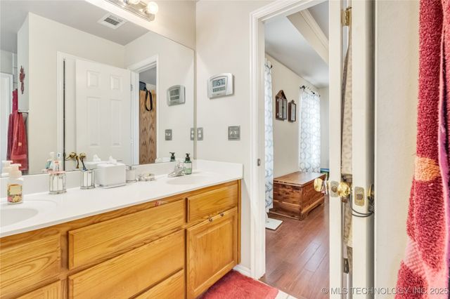 2122 W Walnut Street, Collinsville, OK 74021