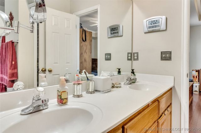 2122 W Walnut Street, Collinsville, OK 74021