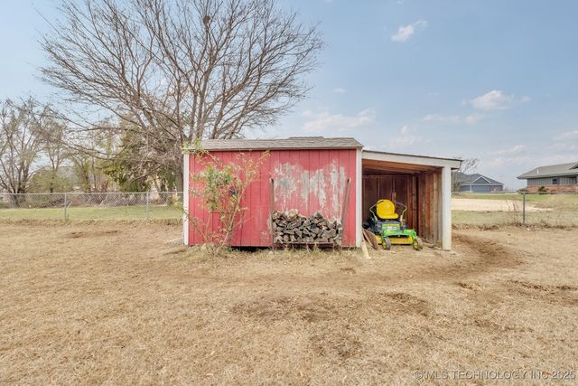 2122 W Walnut Street, Collinsville, OK 74021