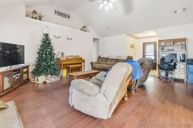 2122 W Walnut Street, Collinsville, OK 74021