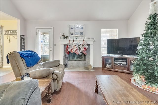 2122 W Walnut Street, Collinsville, OK 74021