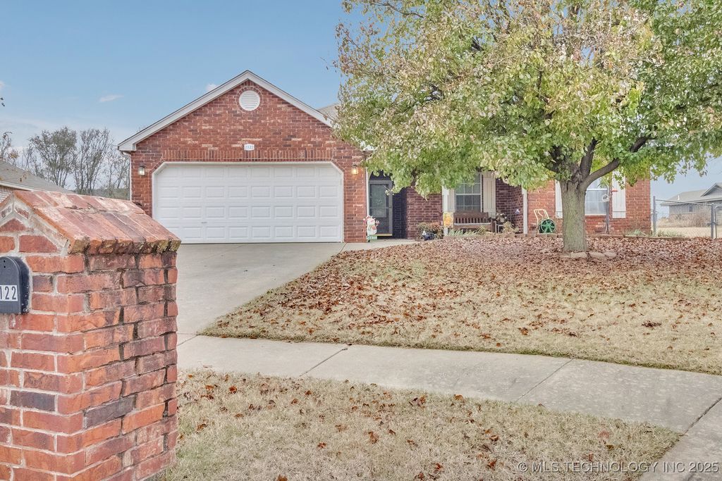 2122 W Walnut Street, Collinsville, OK 74021
