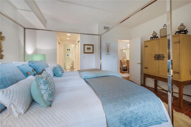 5817 Glencove DR # 402, Naples, FL 34108