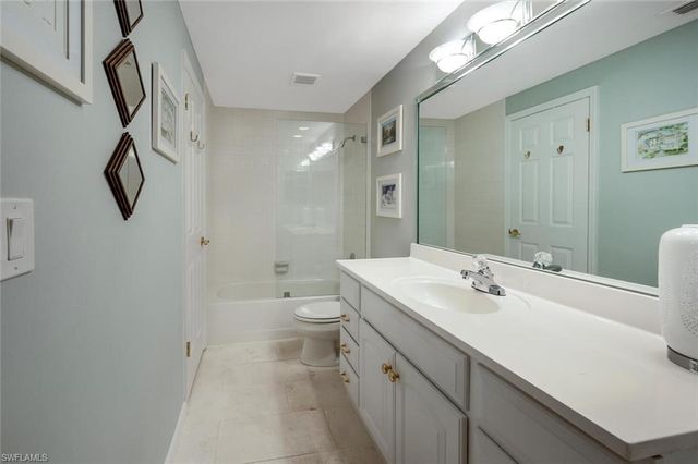 5817 Glencove DR # 402, Naples, FL 34108