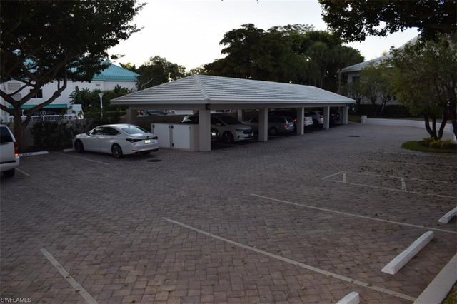 5817 Glencove DR # 402, Naples, FL 34108