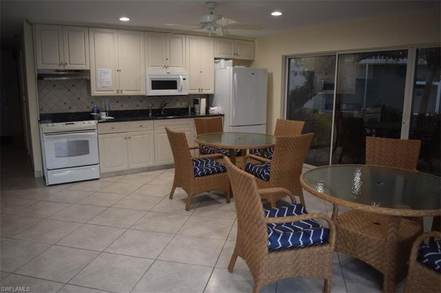 5817 Glencove DR # 402, Naples, FL 34108