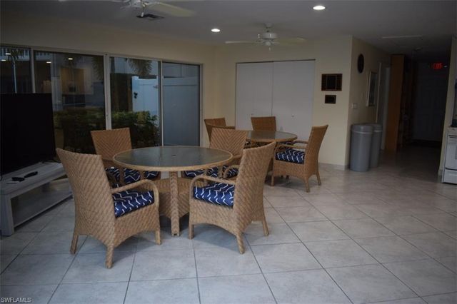 5817 Glencove DR # 402, Naples, FL 34108