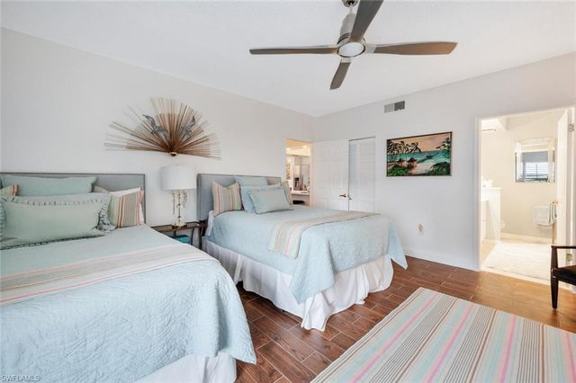 5817 Glencove DR # 402, Naples, FL 34108