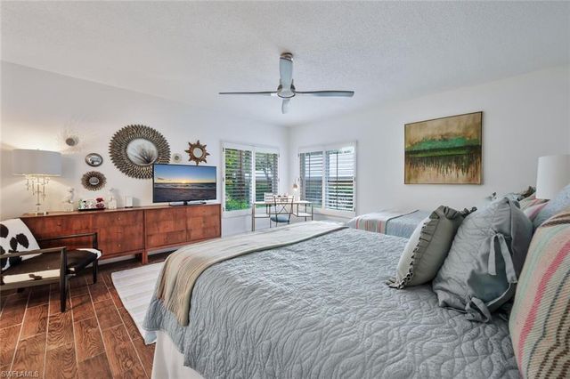 5817 Glencove DR # 402, Naples, FL 34108