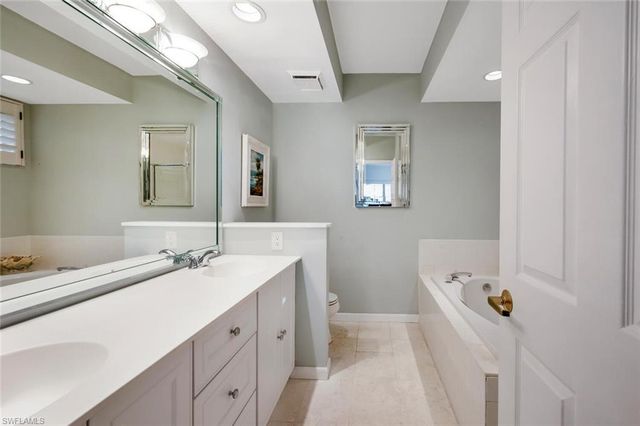 5817 Glencove DR # 402, Naples, FL 34108