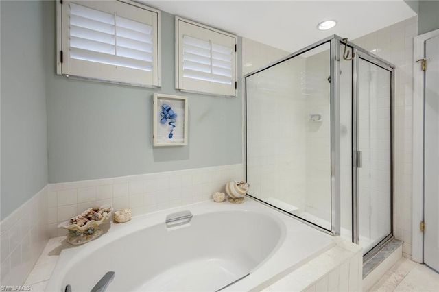 5817 Glencove DR # 402, Naples, FL 34108