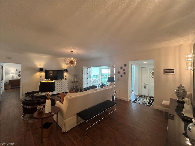 5817 Glencove DR # 402, Naples, FL 34108