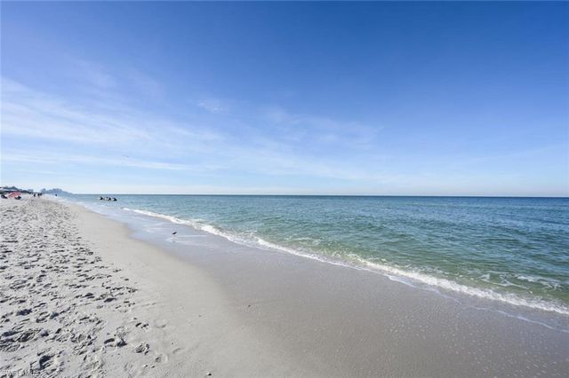 5817 Glencove DR # 402, Naples, FL 34108