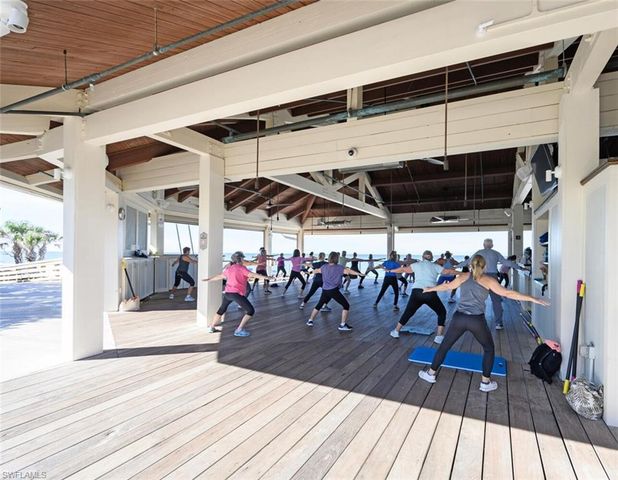 5817 Glencove DR # 402, Naples, FL 34108