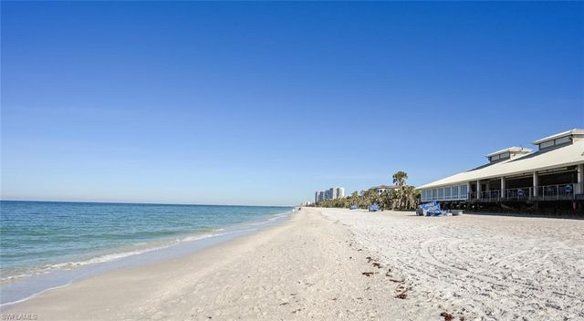 5817 Glencove DR # 402, Naples, FL 34108