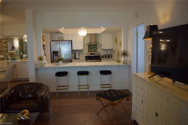 5817 Glencove DR # 402, Naples, FL 34108