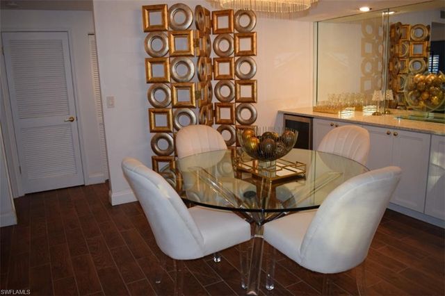 5817 Glencove DR # 402, Naples, FL 34108