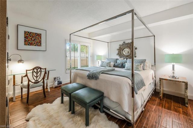 5817 Glencove DR # 402, Naples, FL 34108