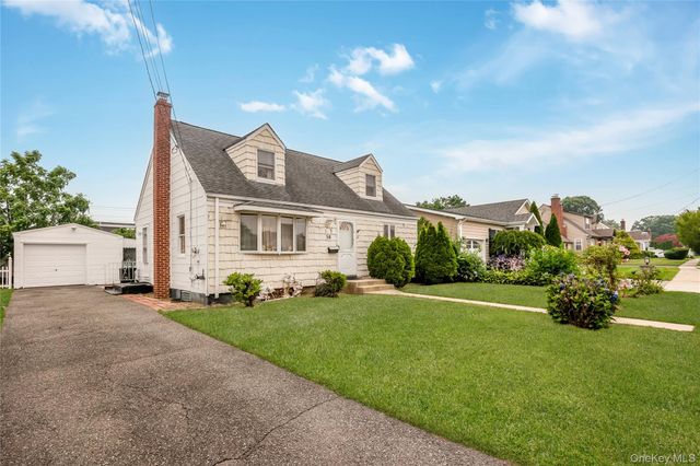 58 S Crescent Drive, Farmingdale, NY 11735