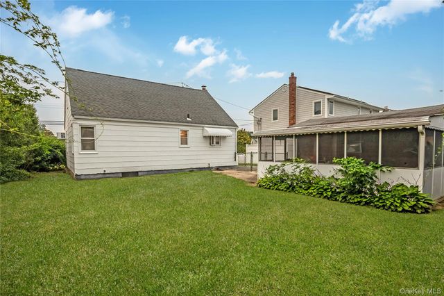 58 S Crescent Drive, Farmingdale, NY 11735