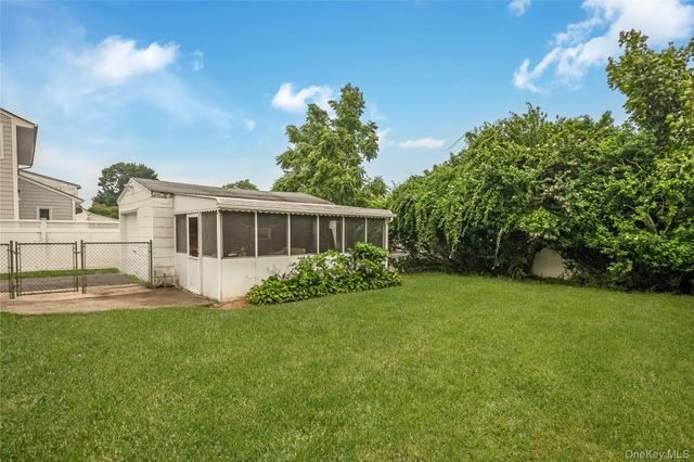 58 S Crescent Drive, Farmingdale, NY 11735