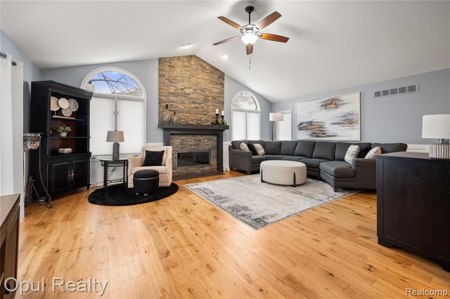 19935 Irving Drive, Livonia, MI 48152