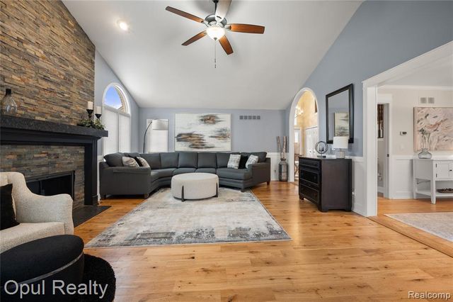 19935 Irving Drive, Livonia, MI 48152