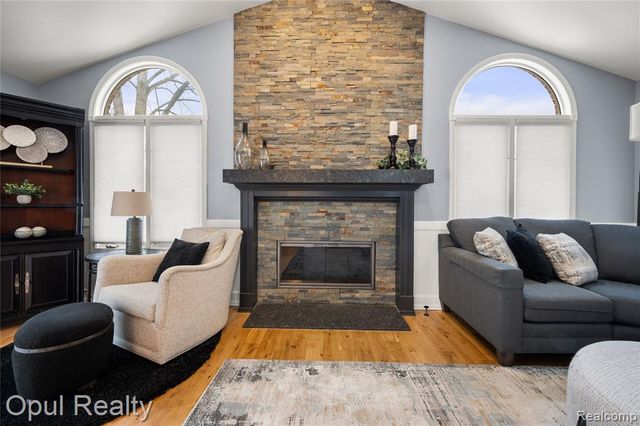 19935 Irving Drive, Livonia, MI 48152