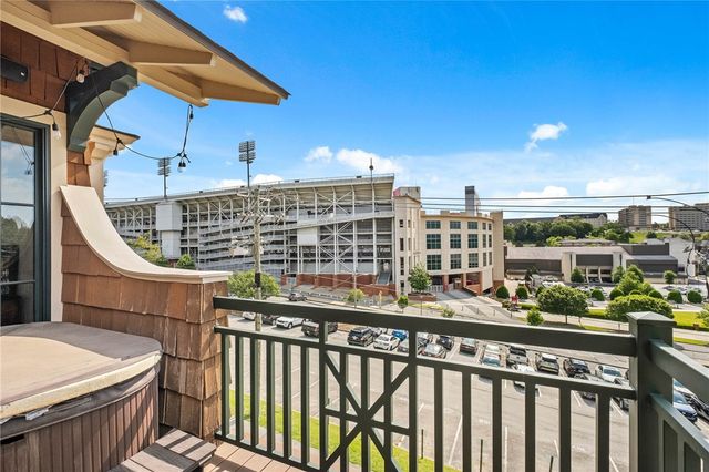 313 N Game Day, Fayetteville, AR 72701