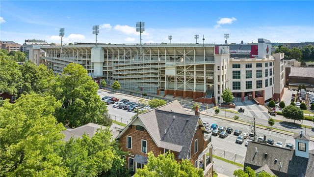 313 N Game Day, Fayetteville, AR 72701