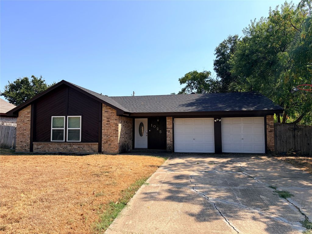 1025 Fox River Lane, Fort Worth, TX 76120 — exterior