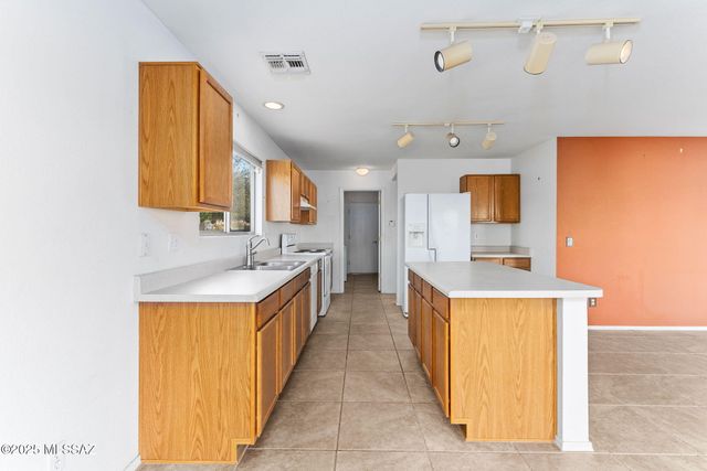 2596 W Calle Senor Roberto, Tucson, AZ 85741