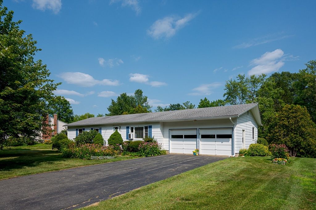124 Pondview Dr, Amherst, MA 01002