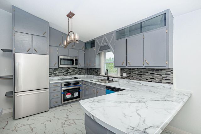 3604 WEYMEYER DR, Columbia, MO 65202