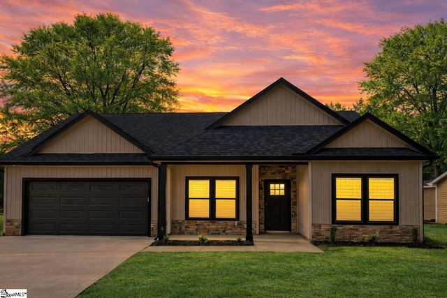 179 Cedar Avenue, Wellford, SC 29385