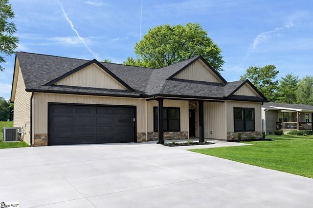 179 Cedar Avenue, Wellford, SC 29385