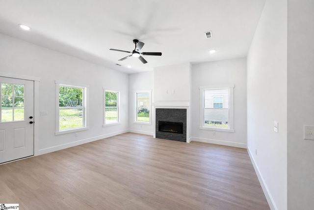 179 Cedar Avenue, Wellford, SC 29385