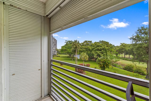 625 Oaks Drive 405, Pompano Beach, FL 33069