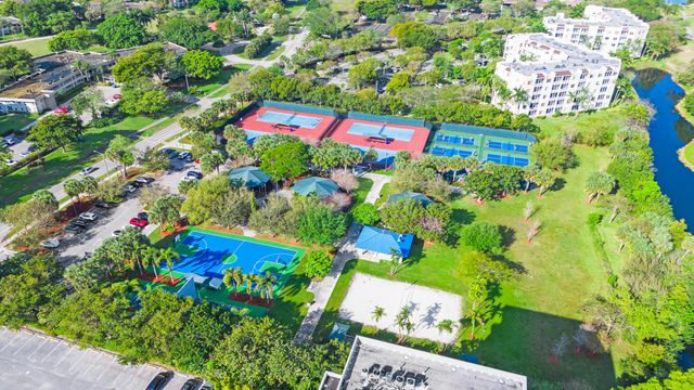 625 Oaks Drive 405, Pompano Beach, FL 33069