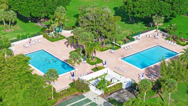 625 Oaks Drive 405, Pompano Beach, FL 33069